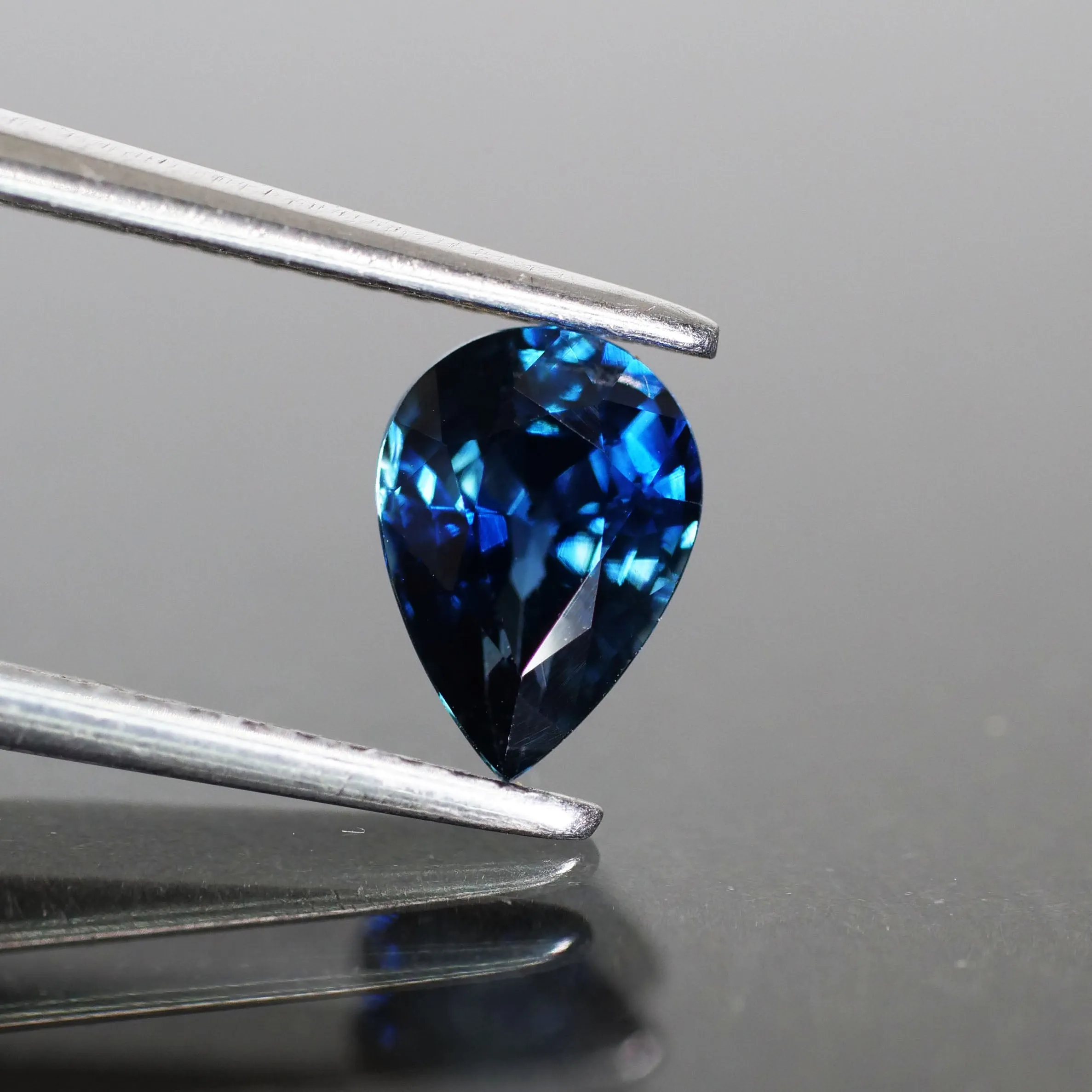 Blue Sapphire | natural, pear cut 7x5 mm, VS, 0.7ct