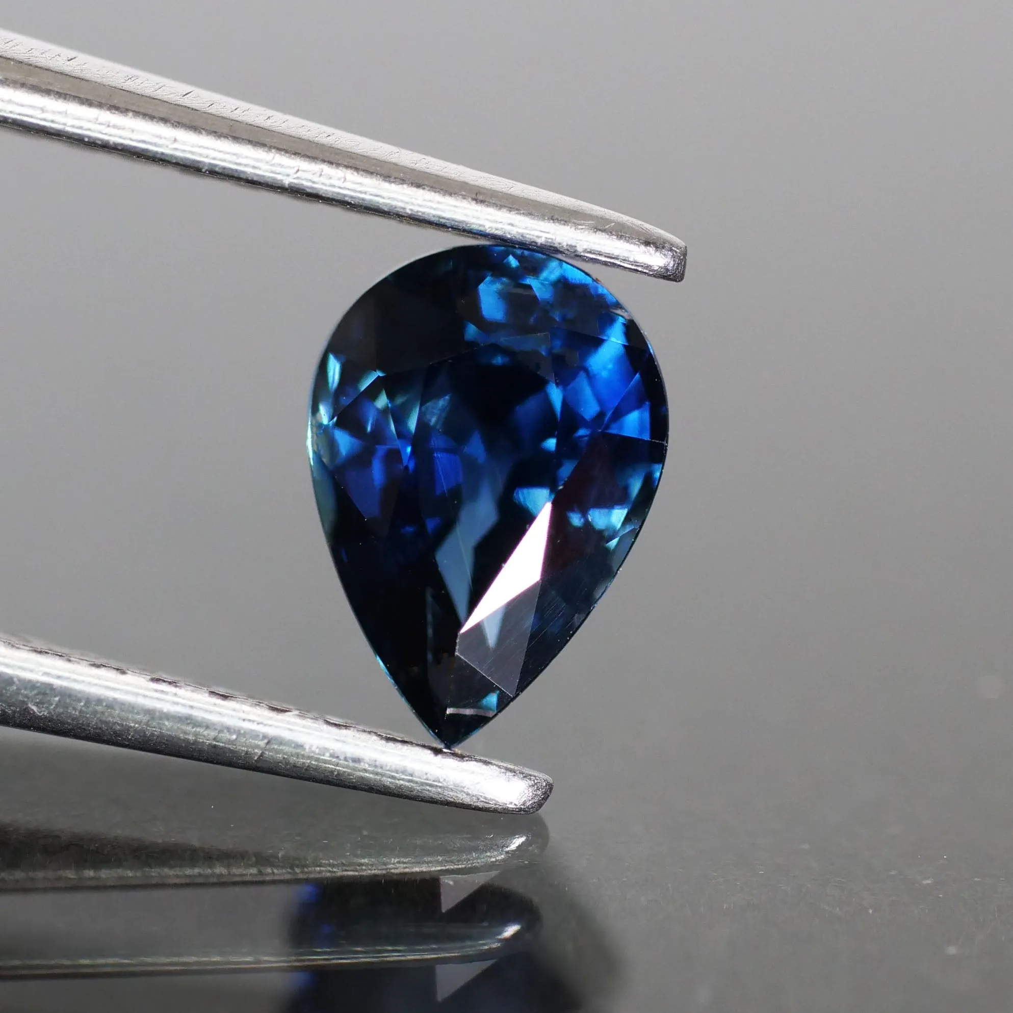 Blue Sapphire | natural, pear cut 7x5 mm, VS, 0.7ct