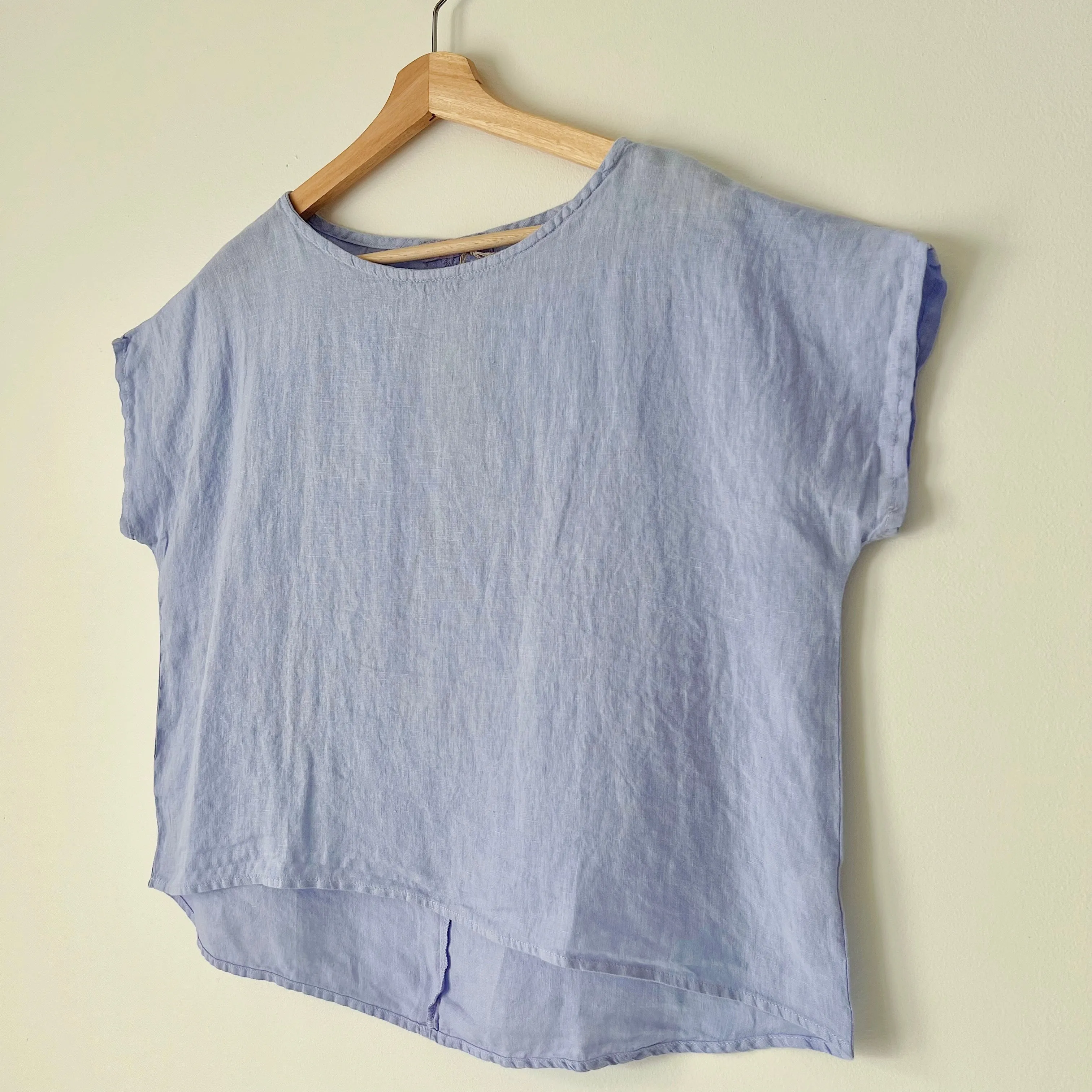 Cut Loose | High Low Linen Tee in Levandula