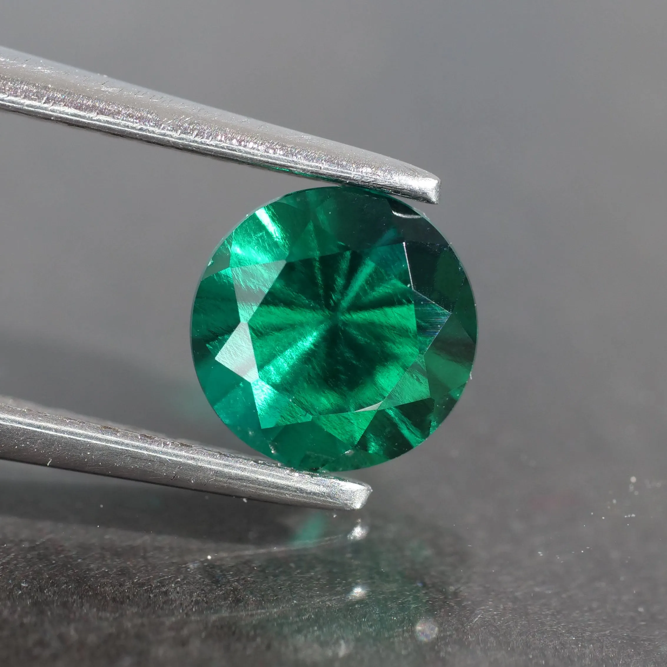 Emerald | Lab-Created Hydrothermal, round cut 5mm, VS 0.5ct