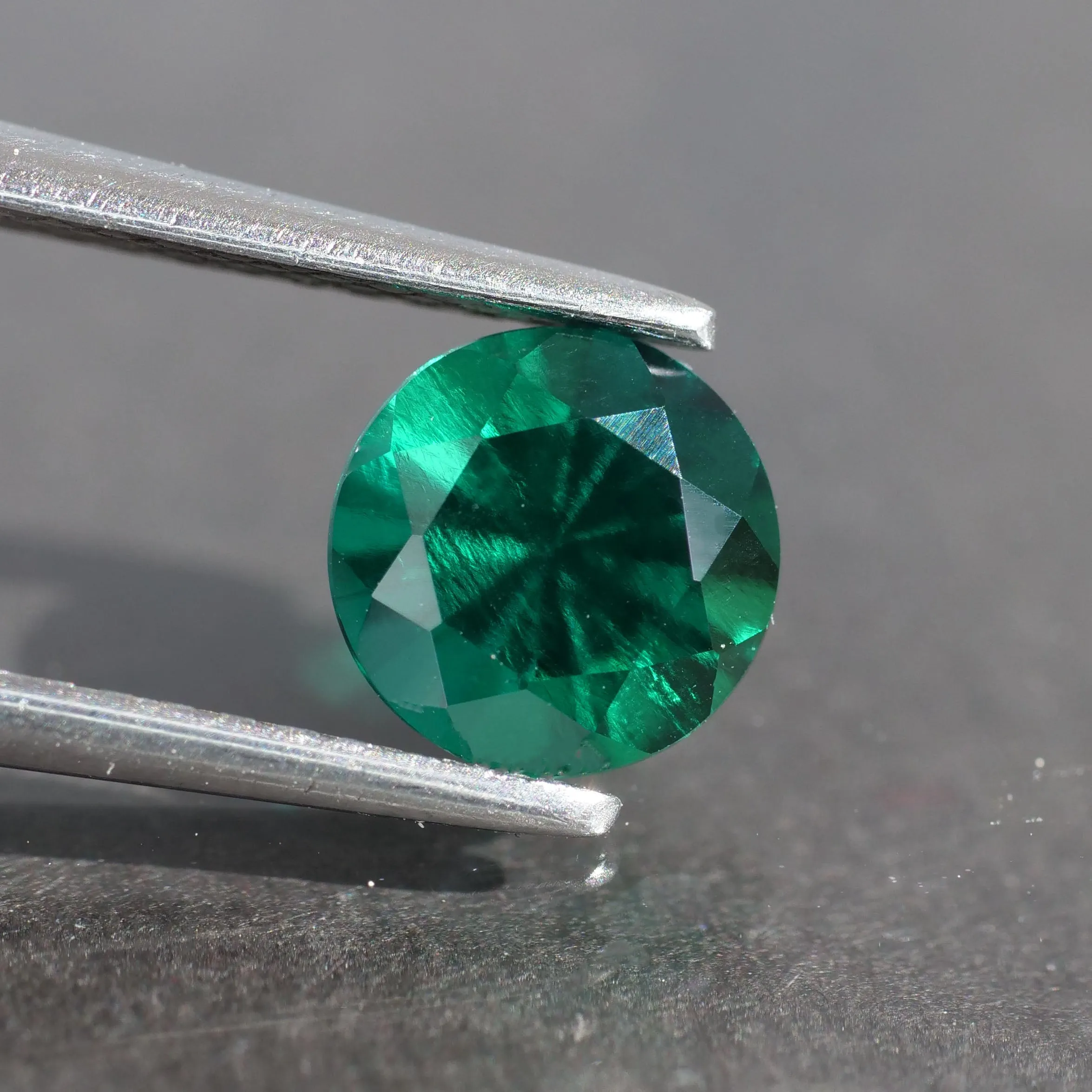 Emerald | Lab-Created Hydrothermal, round cut 5mm, VS 0.5ct