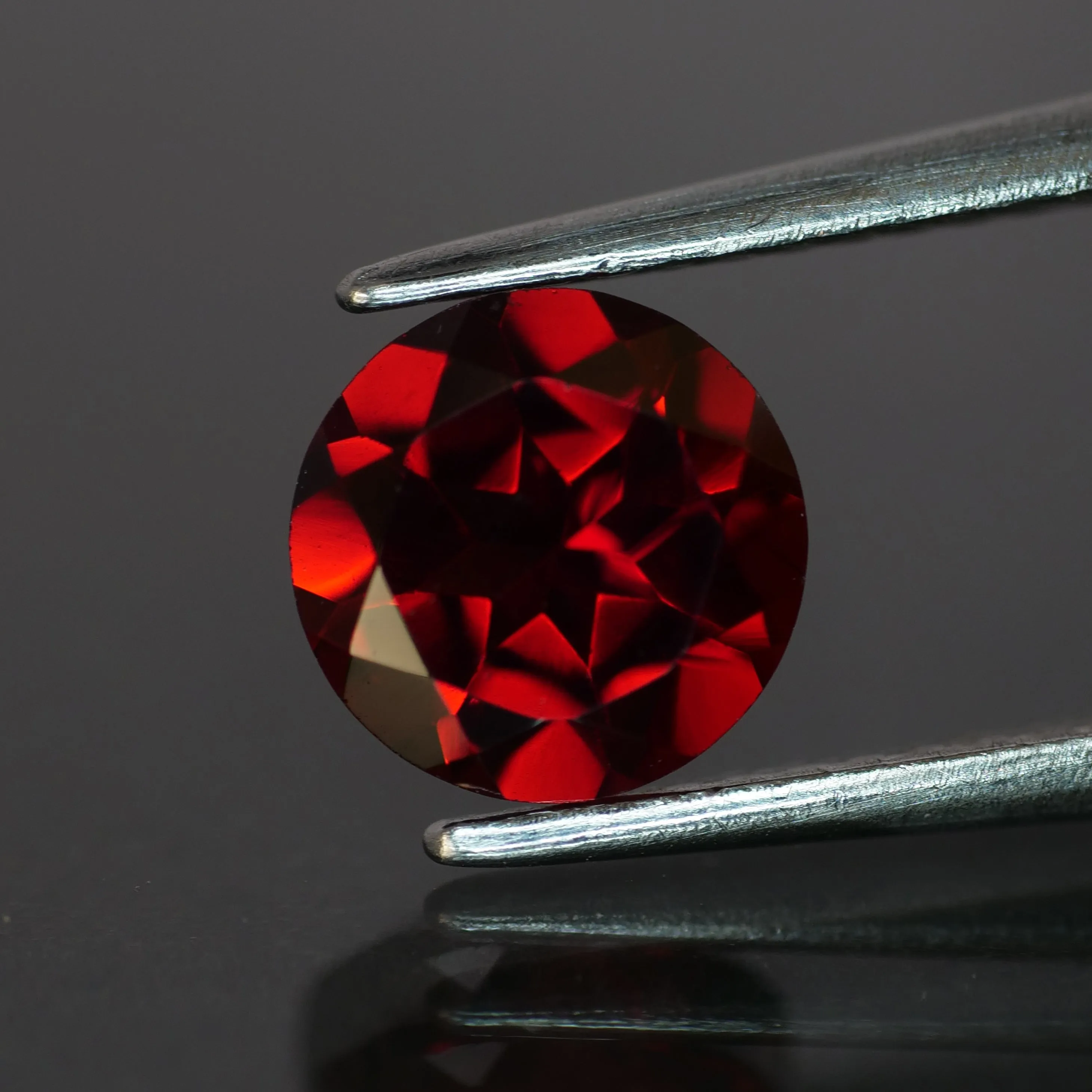 Garnet | natural, round cut 6.5 mm, VS, 1.2 ct