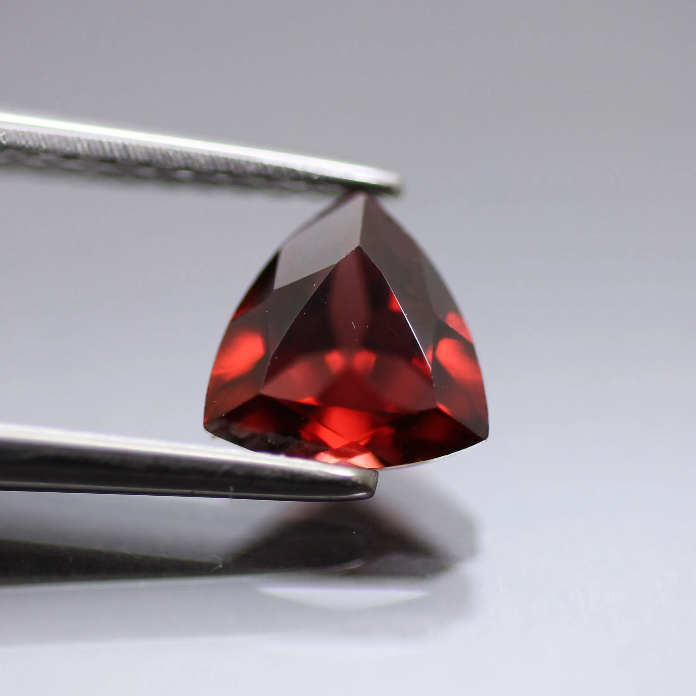 Garnet | natural, trillion cut 6mm, VS 0.7ct