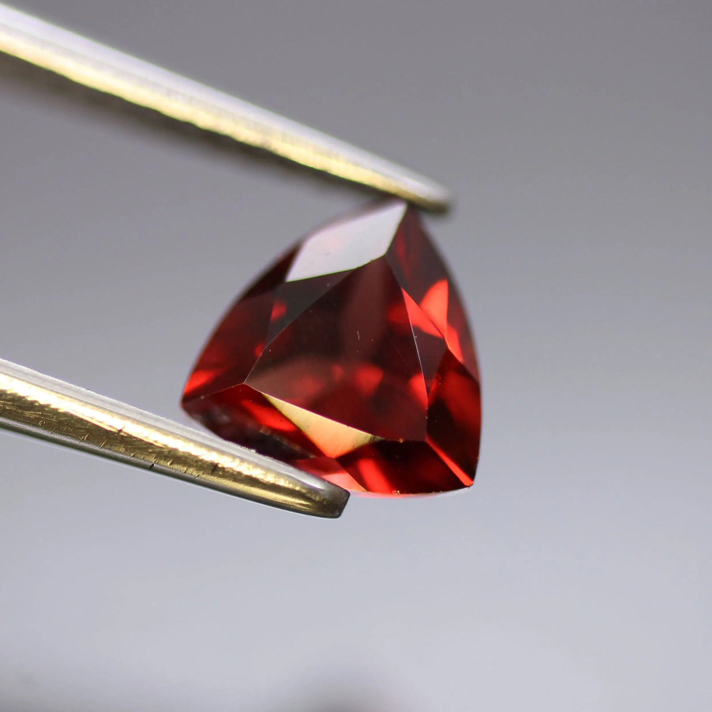 Garnet | natural, trillion cut 6mm, VS 0.7ct