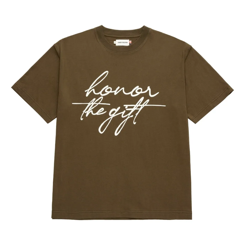 HONOR THE GIFT HTG SCRIPT SS TEE-OLIVE