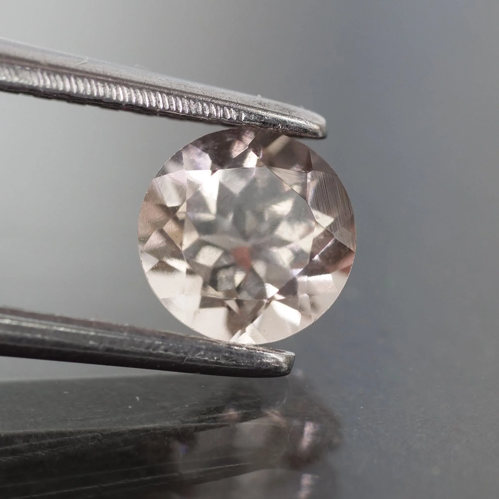 Morganite | natural, peach colour, round cut 5mm, VS 0.5ct