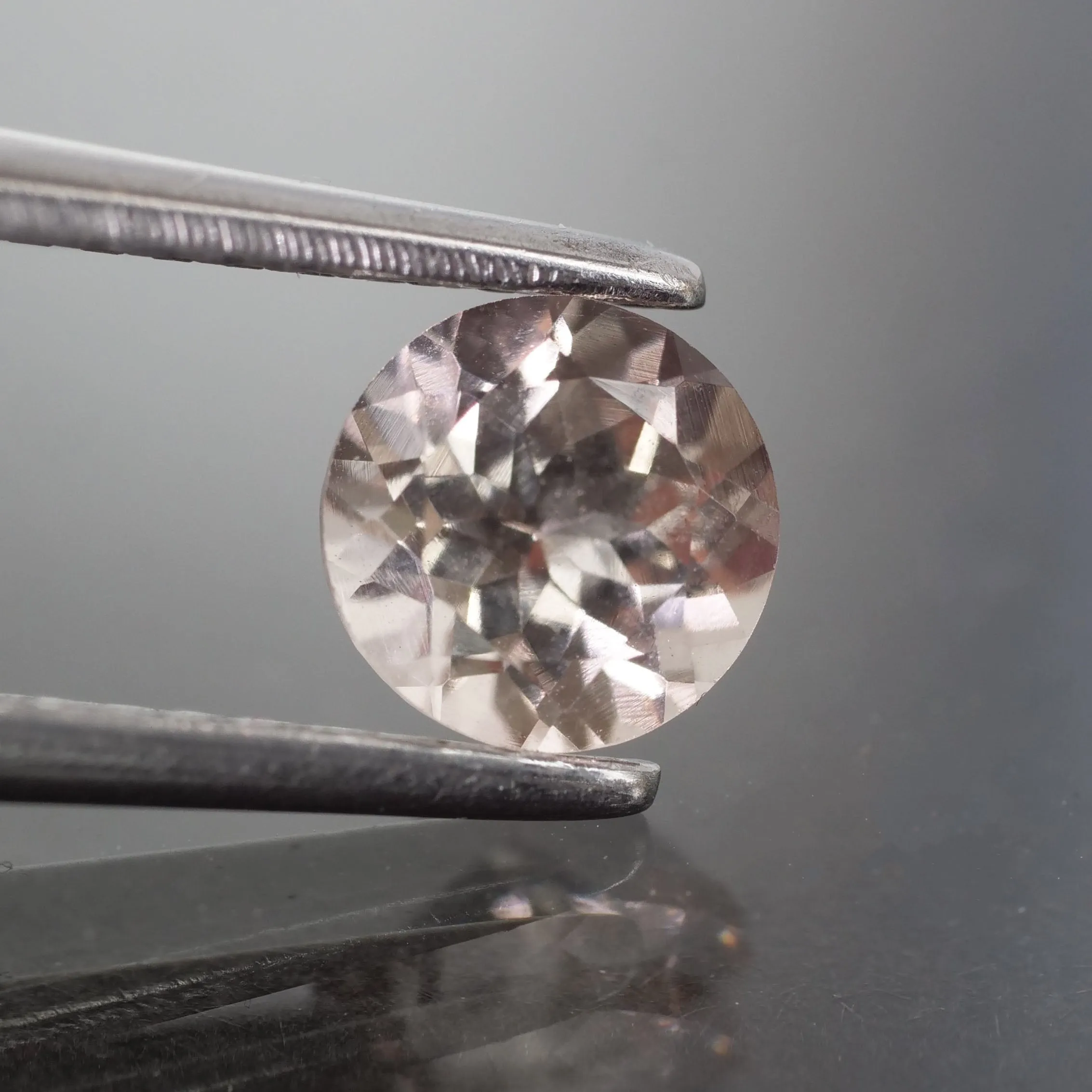 Morganite | natural, peach colour, round cut 5mm, VS 0.5ct