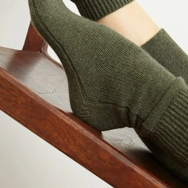 Ribbed Cashmere Socks :: Olive