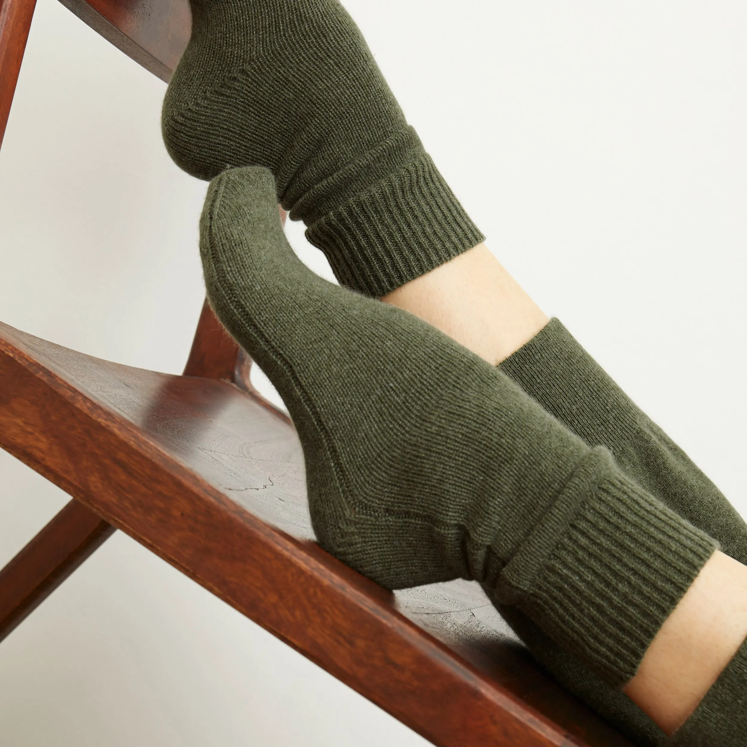 Ribbed Cashmere Socks :: Olive