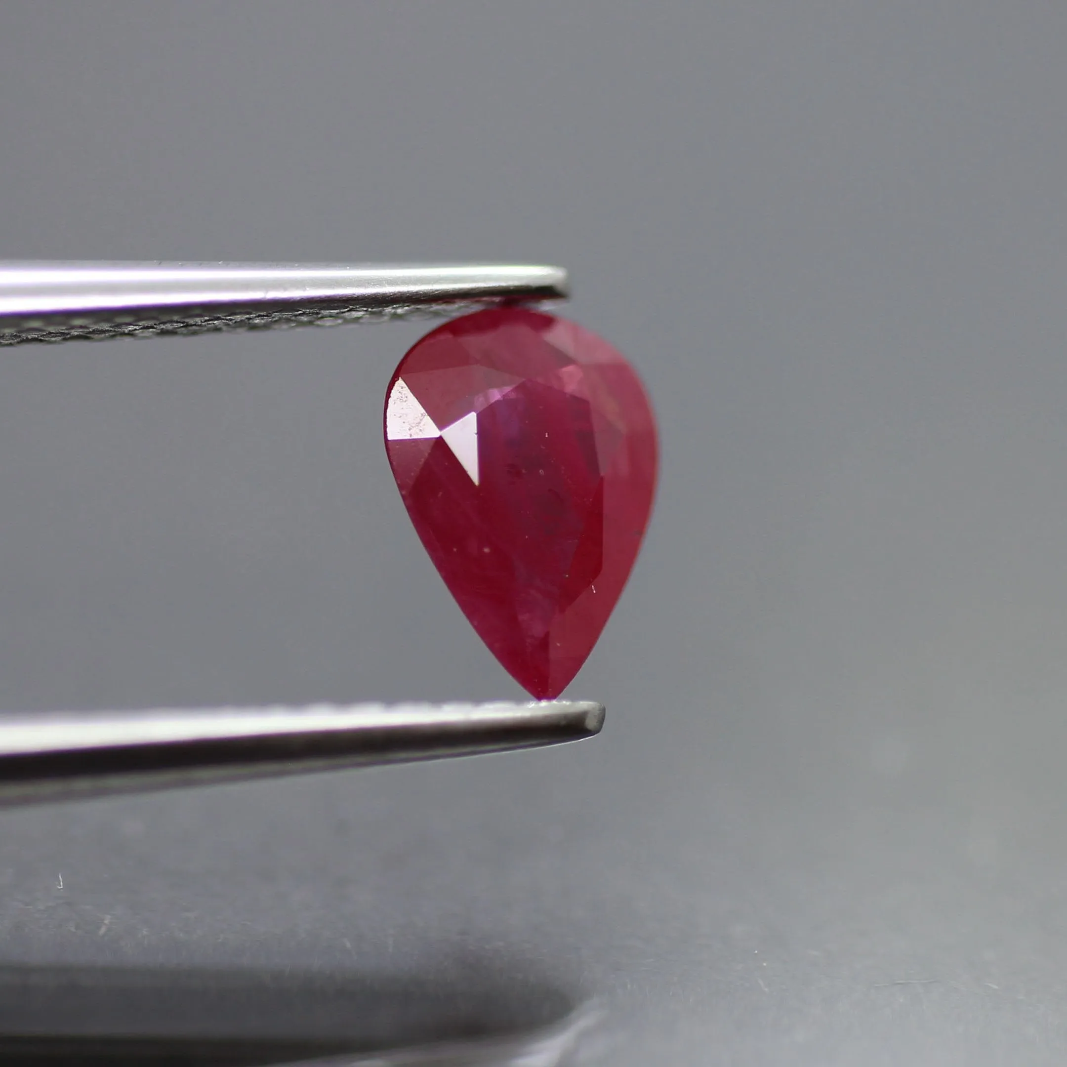 Ruby | natural, pear cut 7x5 mm, 0.7 ct