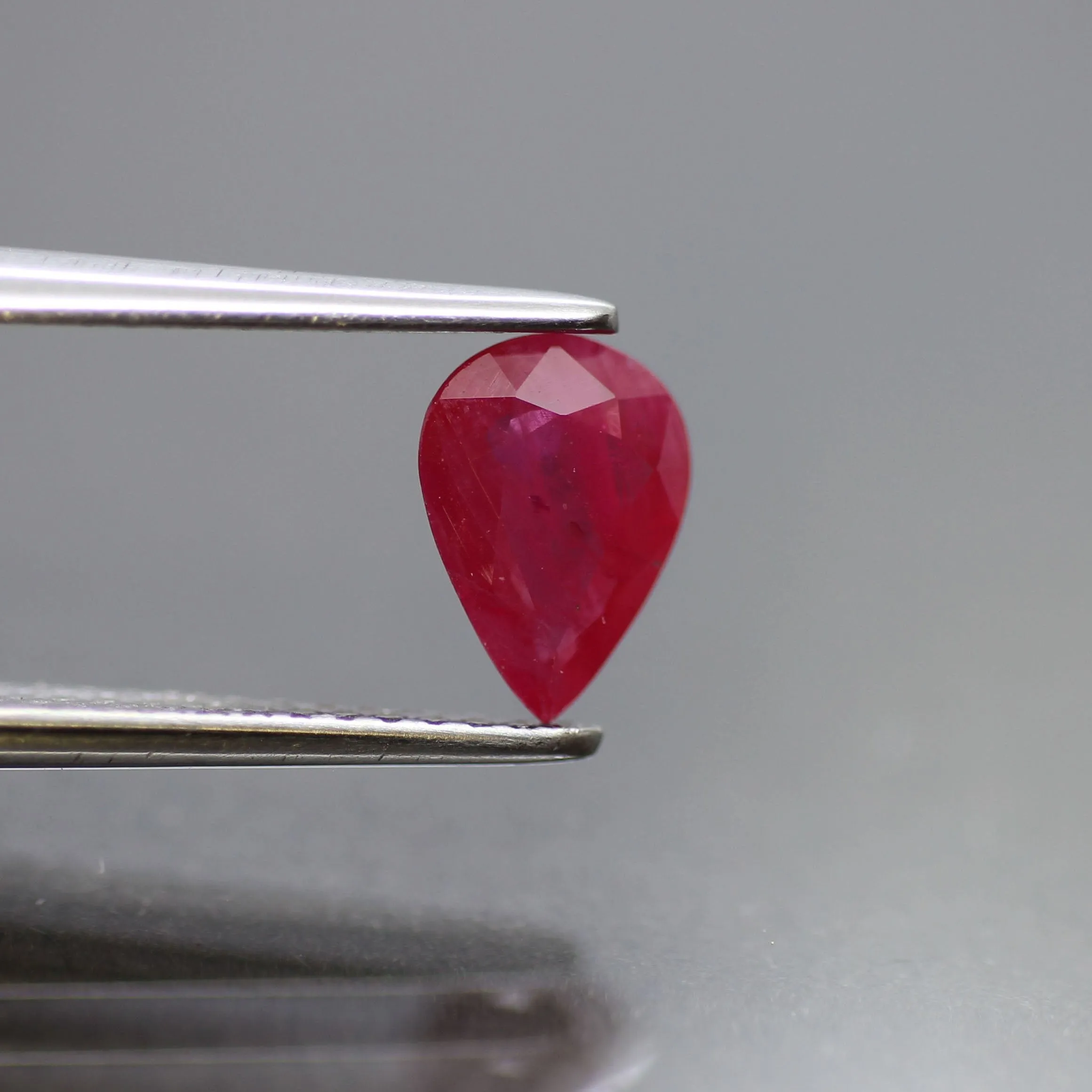 Ruby | natural, pear cut 7x5 mm, 0.7 ct