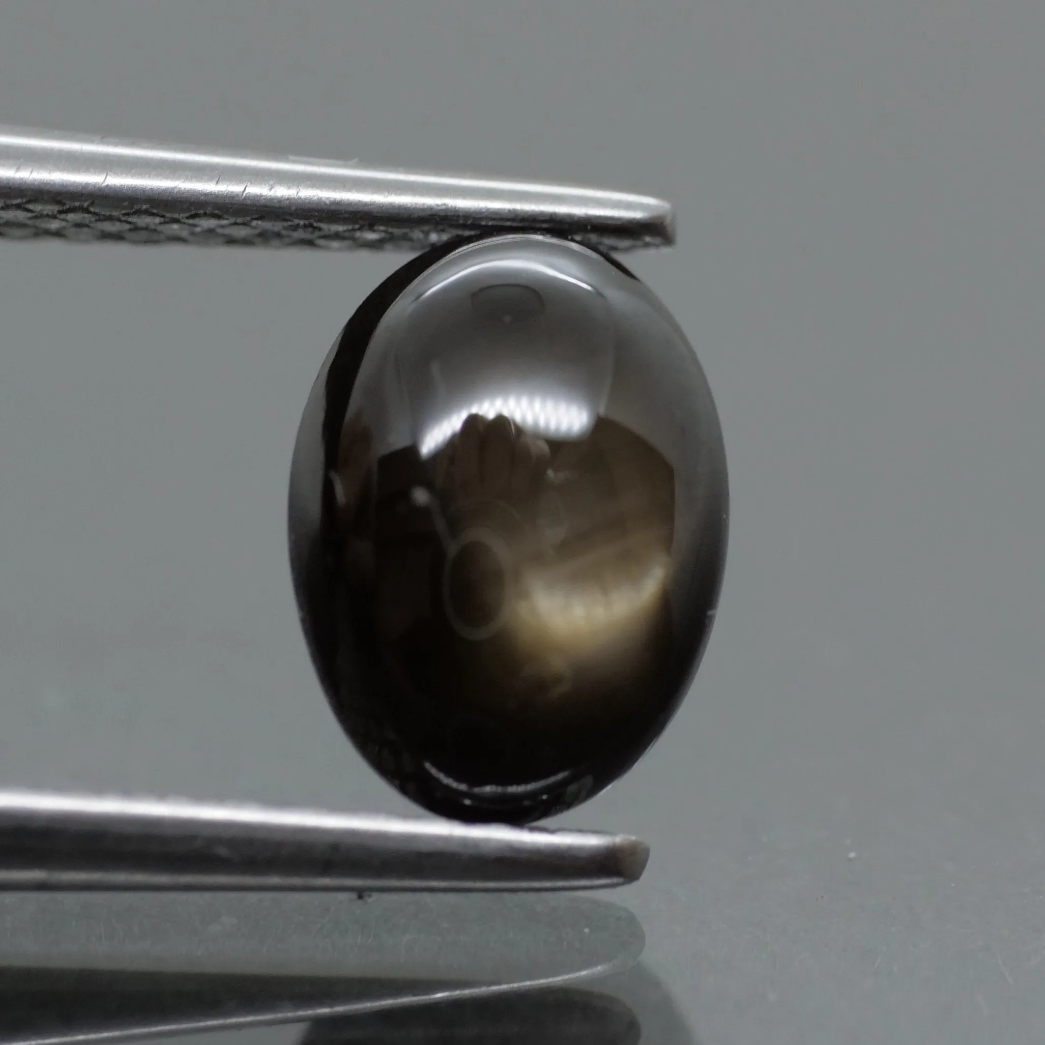 Sapphire | black, star effect, oval cut 7.5x5.5mm, 1.20ct