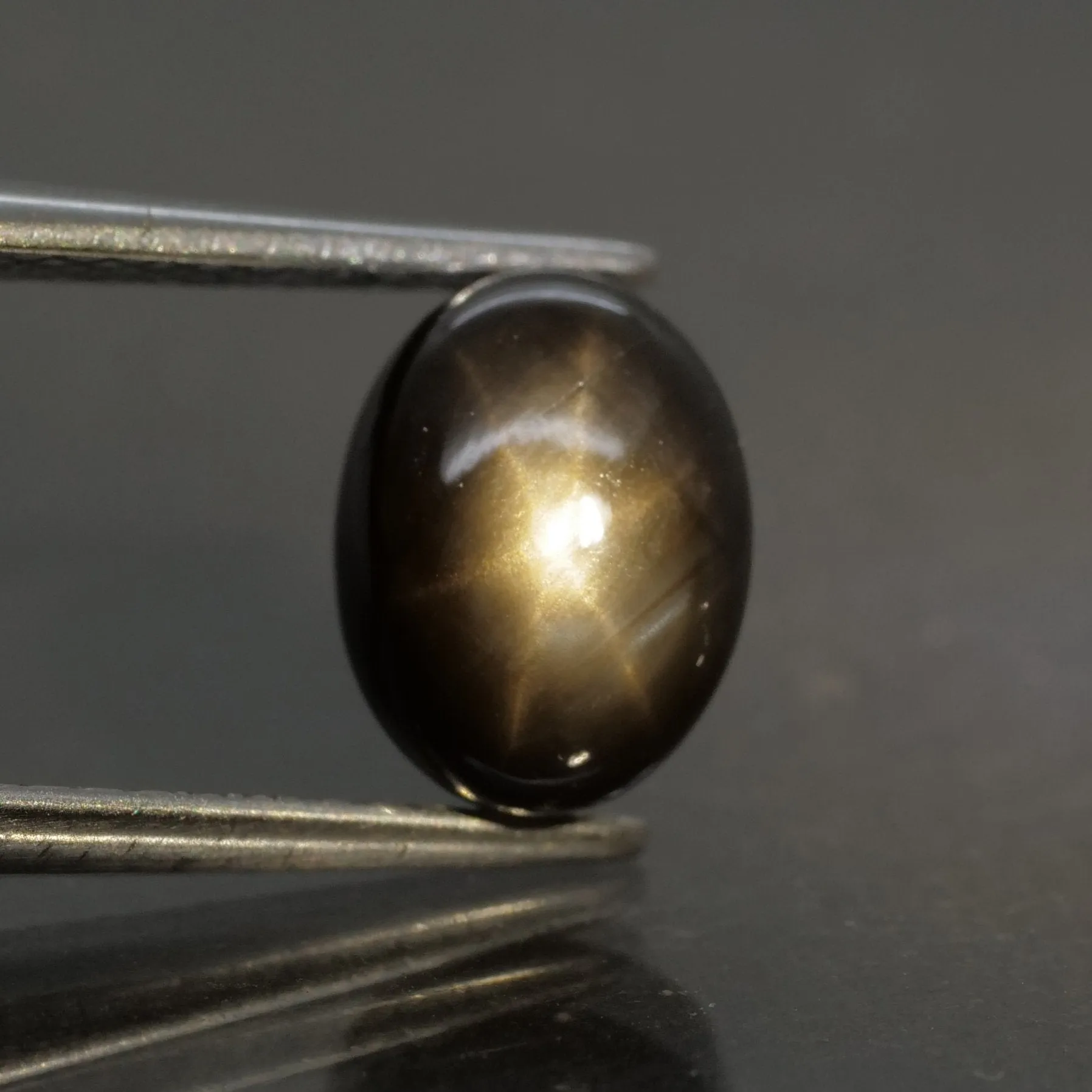 Sapphire | black, star effect, oval cut 8x6mm, 1.40ct