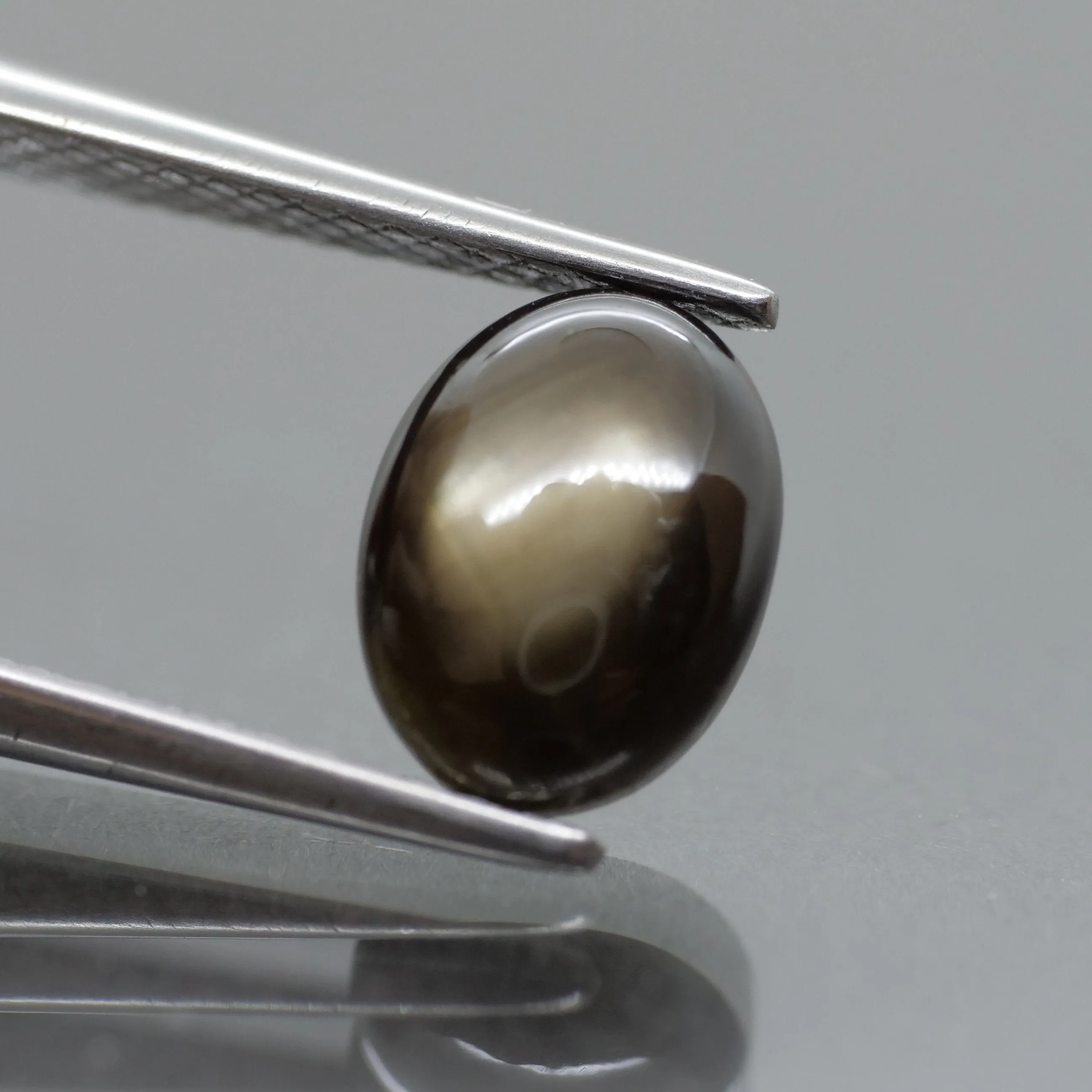 Sapphire | black, star effect, oval cut 8x6mm, 1.40ct