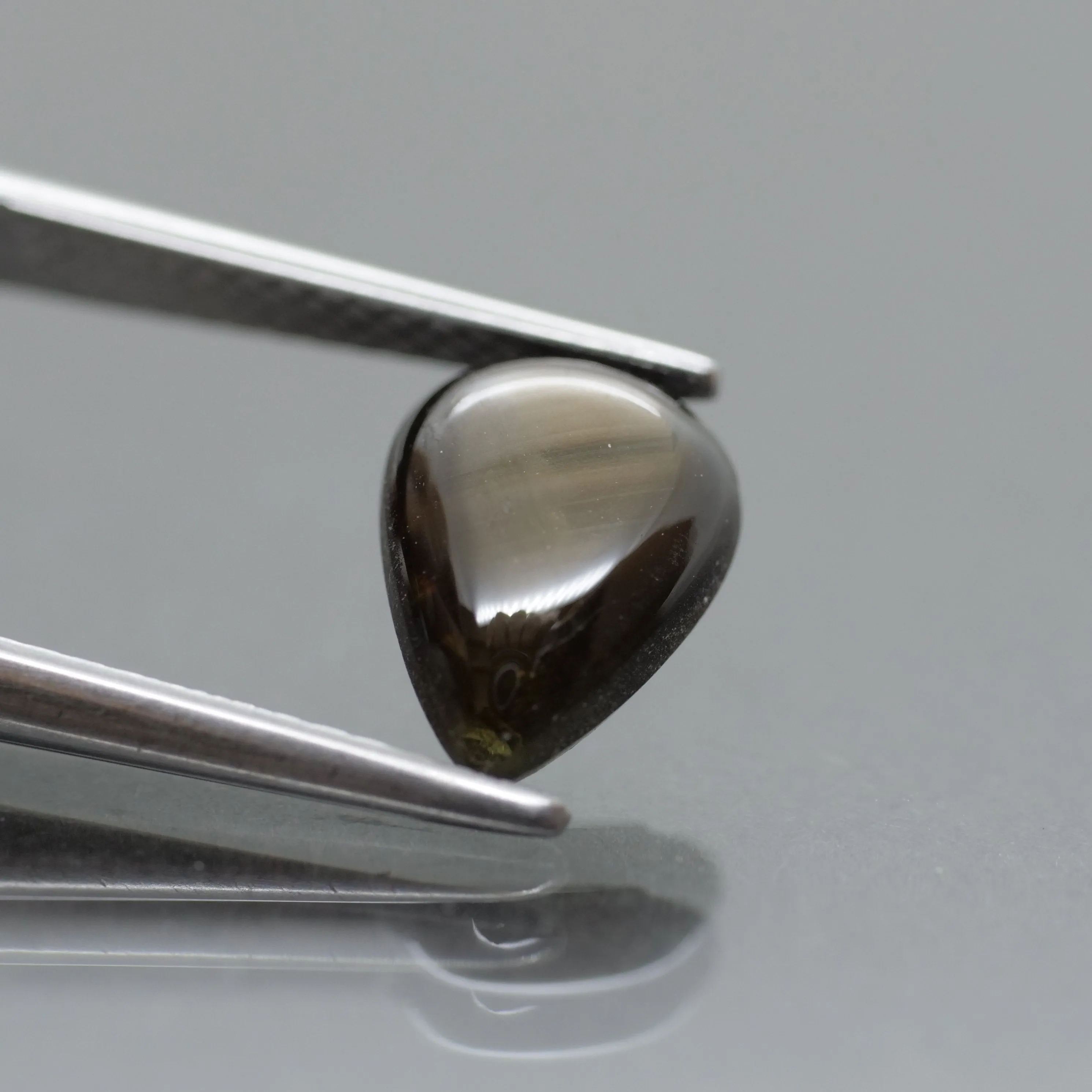 Sapphire | black, star effect, pear cut 8.5x6.5mm, 1.80ct