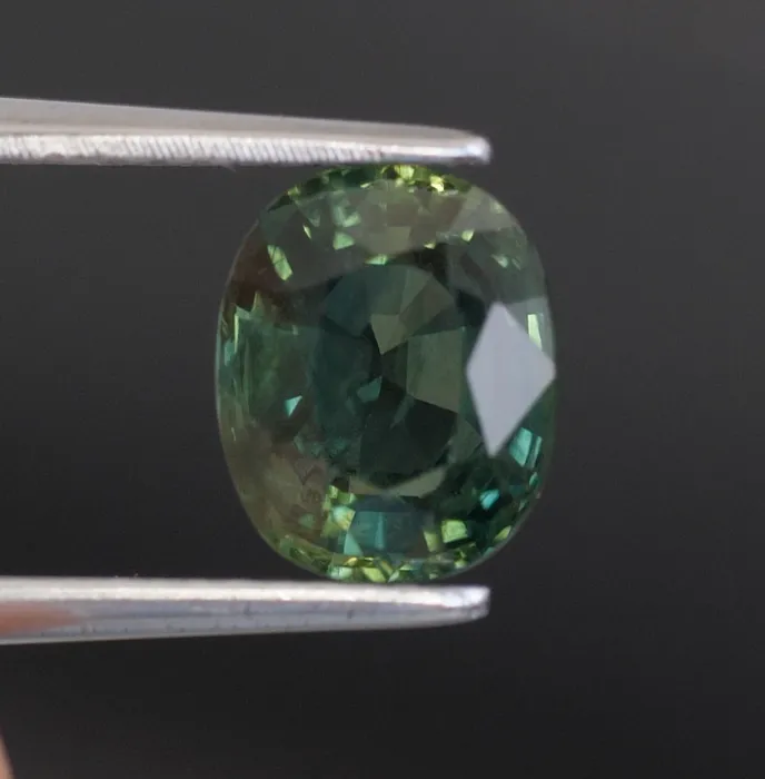 Sapphire | natural, green, oval cut 8x6.6 mm, VS, 2.19ct, Australia