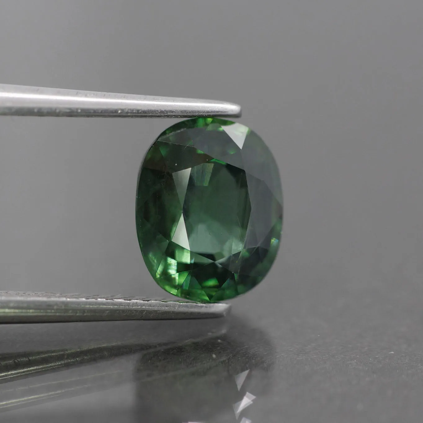 Sapphire | natural, green, oval cut 8x6.6 mm, VS, 2.19ct, Australia