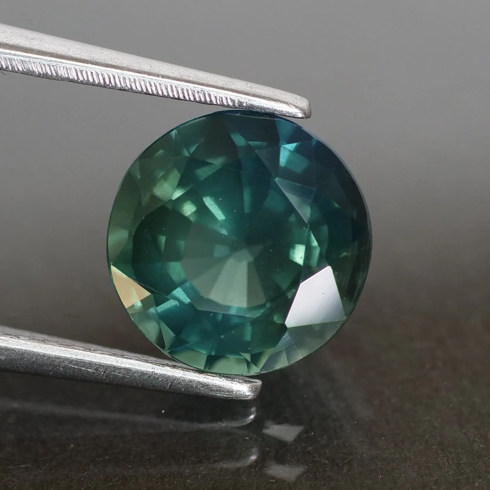 Sapphire Teal | IGI certified | natural, greenish blue, round cut 7.8* mm, 2.09 ct