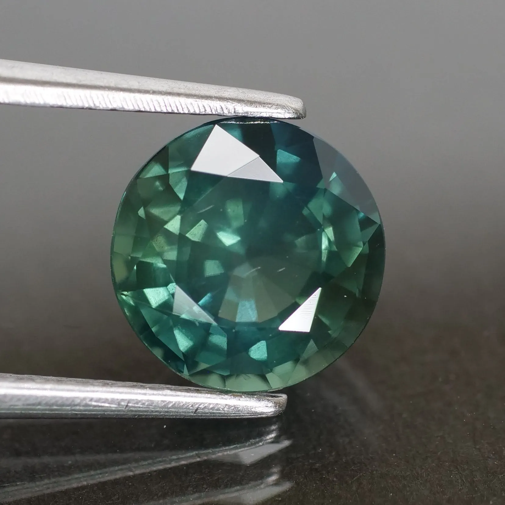 Sapphire Teal | IGI certified | natural, greenish blue, round cut 7.8* mm, 2.09 ct