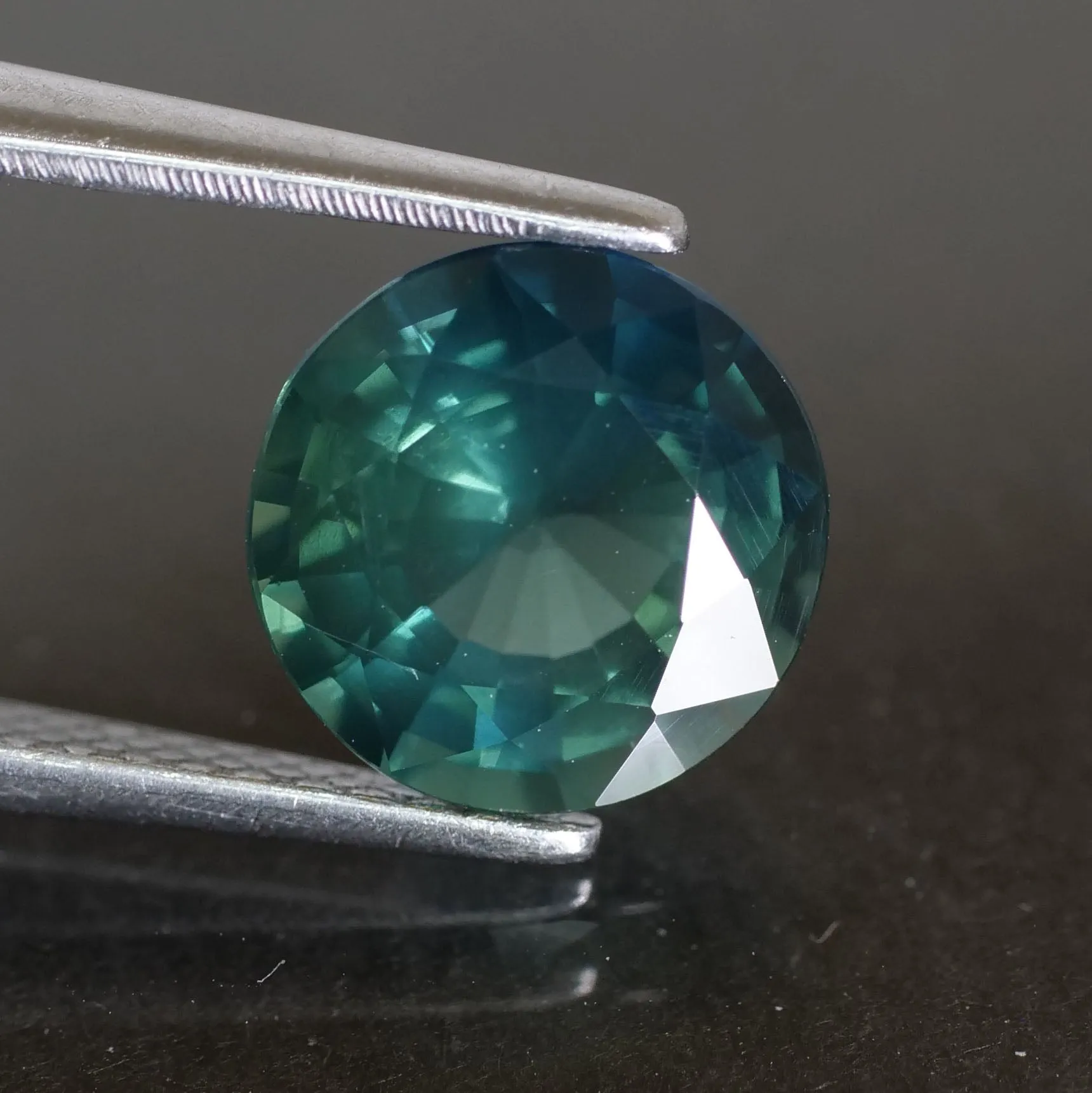 Sapphire Teal | IGI certified | natural, greenish blue, round cut 7.8* mm, 2.09 ct