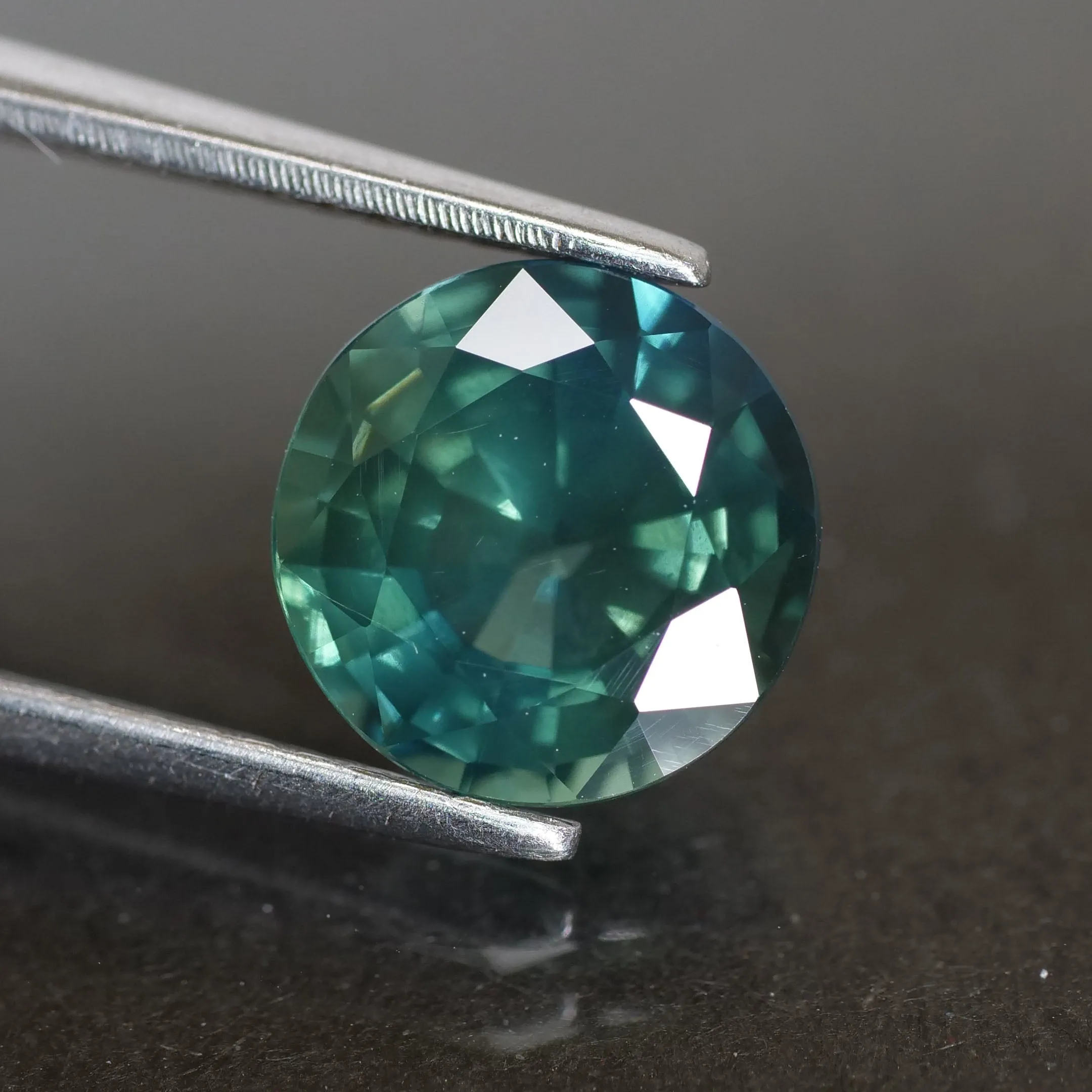 Sapphire Teal | IGI certified | natural, greenish blue, round cut 7.8* mm, 2.09 ct