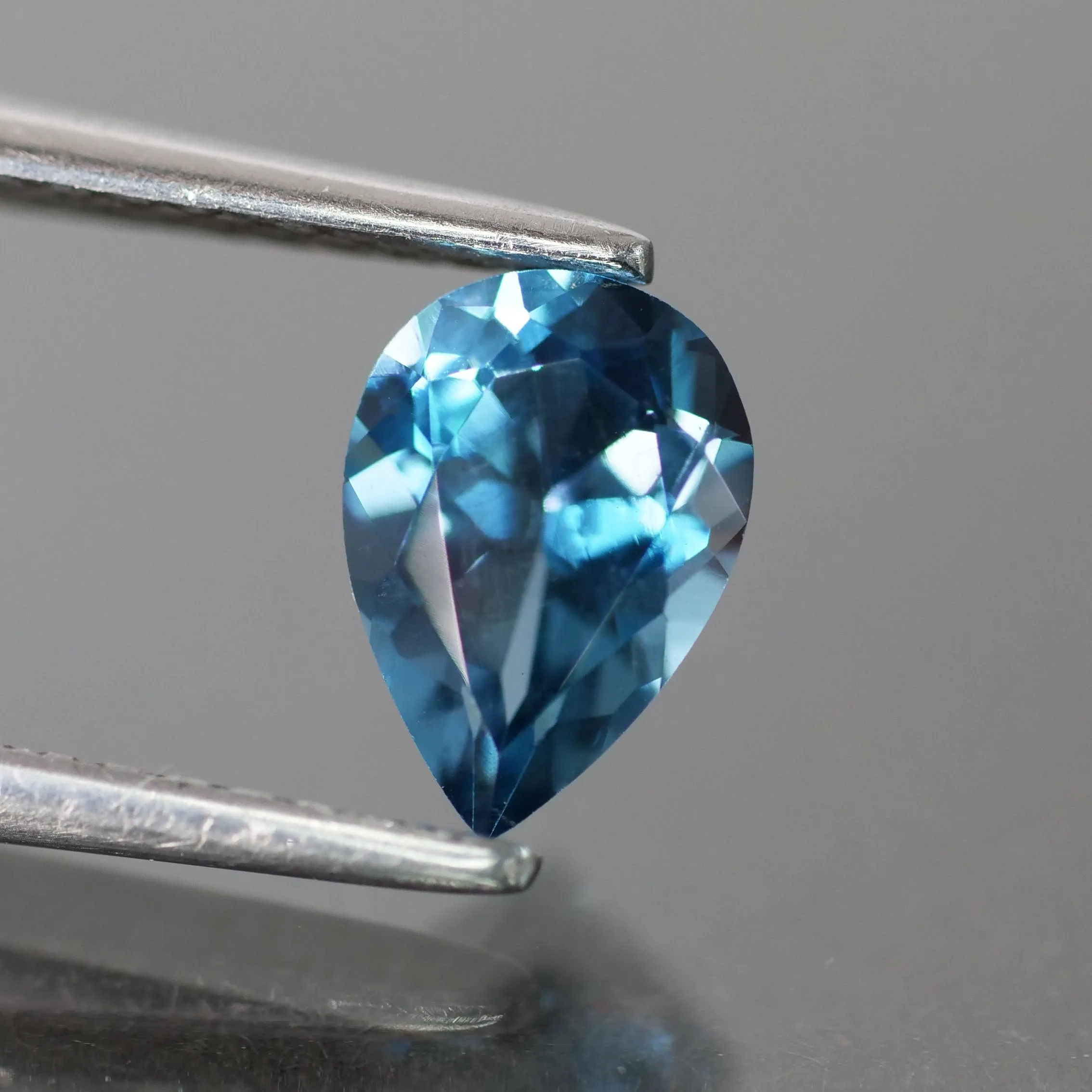 Topaz, teal blue, pear cut VVS 7x5mm 0.75ct