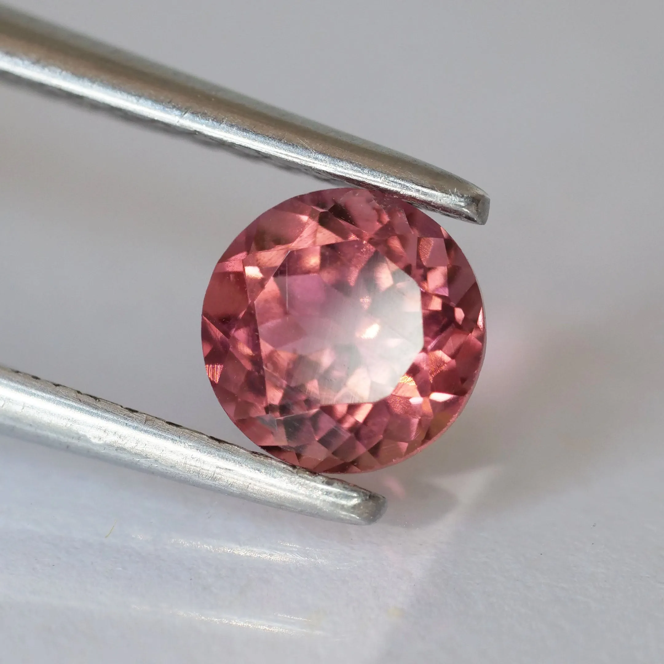 Tourmaline | orangish pink, round cut 5mm, VVS 0.6ct, Africa