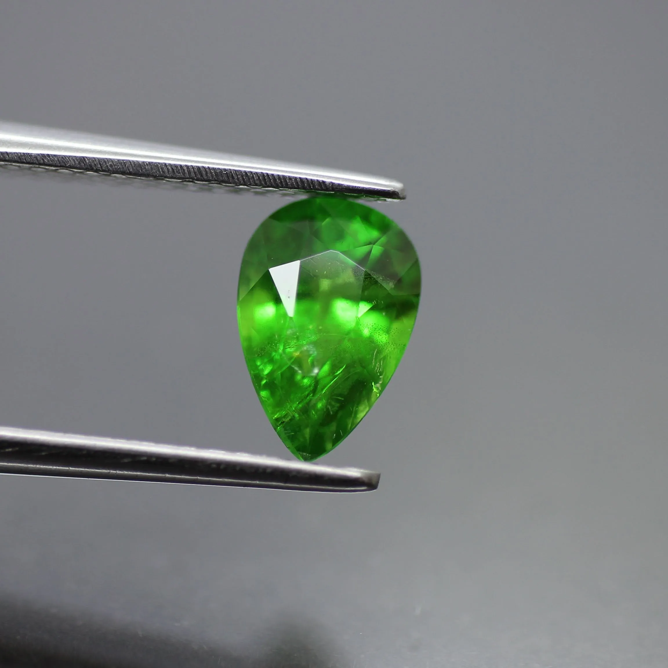 Tsavorite Garnet | natural, shocking green, pear cut 7.8x5.3 mm, VS 1.19ct