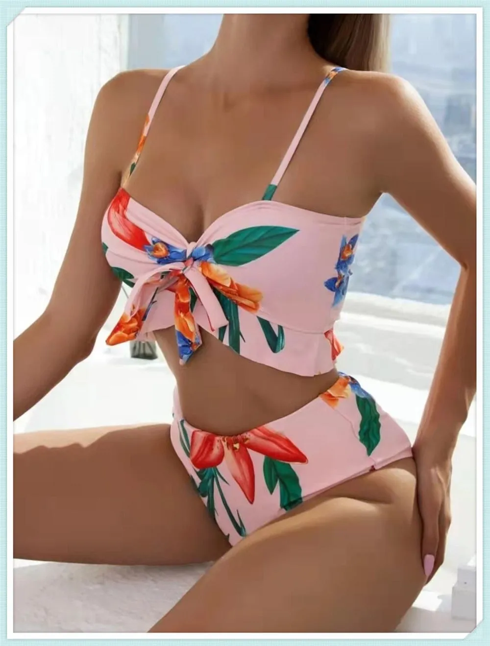 Weißer dreiteiliger Lotus-Bikini mit Blumenmuster und Strandrock