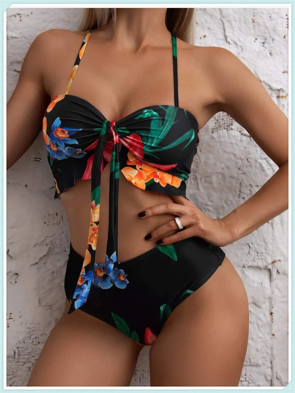 Weißer dreiteiliger Lotus-Bikini mit Blumenmuster und Strandrock